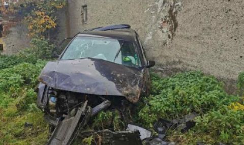 Млад шофьор загина в Разградско, разбивайки колата си в къща (СНИМКИ) - 1