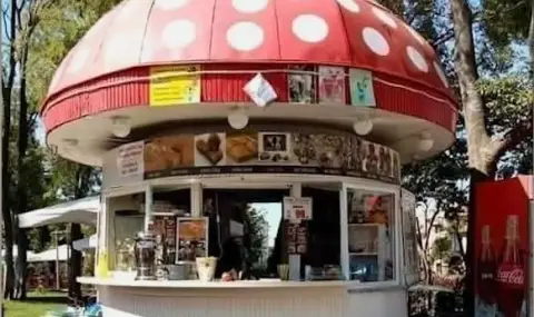 Демонтираха един от символите на Бургас, поставен преди над 50 години - 1