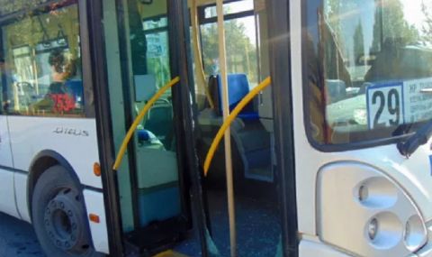 Шофьор на градски автобус загуби съзнание и се вряза на метри от деца в Пловдив - 1