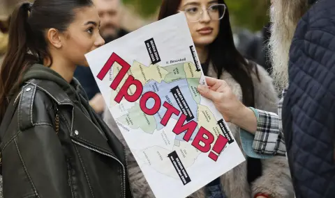 Протест срещу разширяването на зоните за паркиране спря движението край Военния клуб в Софи - 1