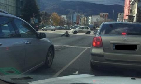 Софиянка седна да си изпие водката по средата на оживено кръстовище (СНИМКА) - 1