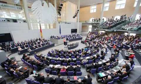 Bundestag discusses two proposals to ban Alternative for Germany  - 1