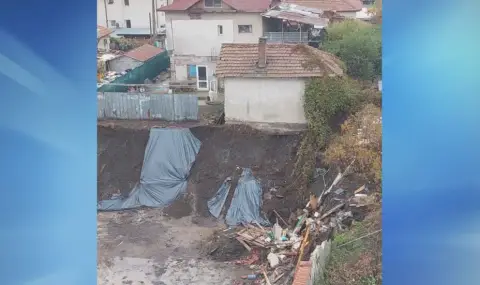 Опасен изкоп в столичния кв. „Обеля“ – къща се руши заради съседен строеж - 1