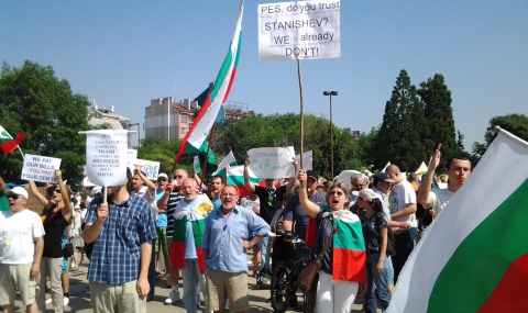Протестиращи пред НДК искат мажоритарен вот - 1