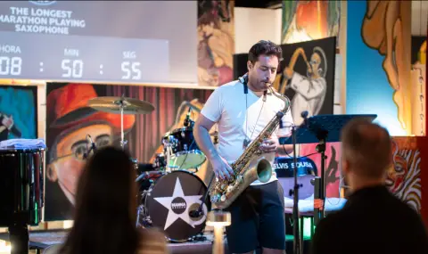 Рекорд: Португалец свири на саксофон 33 часа и влезе в Книгата на Гинес - 1