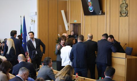 Васил Терзиев пристигна на заседанието на СОС, продължават опитите да се избере шеф на градския парламент  - 1