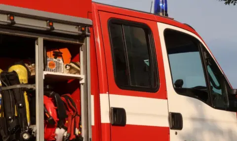 Жена е обгазена при пожар във Варна - 1