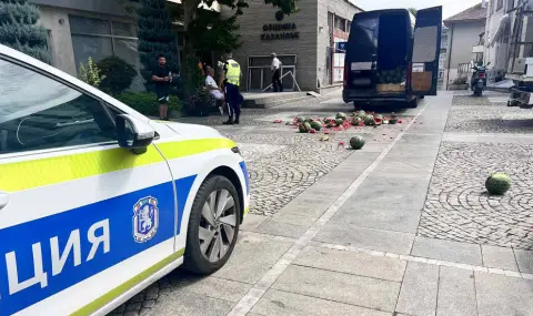 Жена счупи бариерата пред общината в Казанлък и влезе с пълен бус с дини - 1