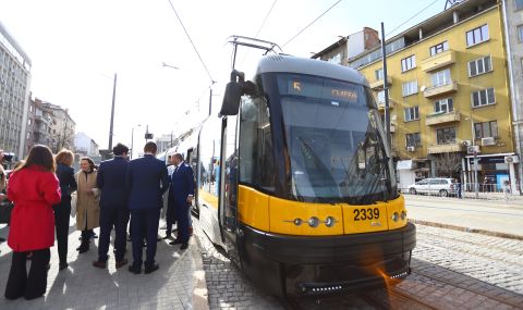 Столична община купи още 4 нови трамвая с икономии от бюджета - 1