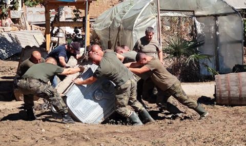 Армията ще помага на пострадалите от наводненията в община Карлово поне още месец - 1