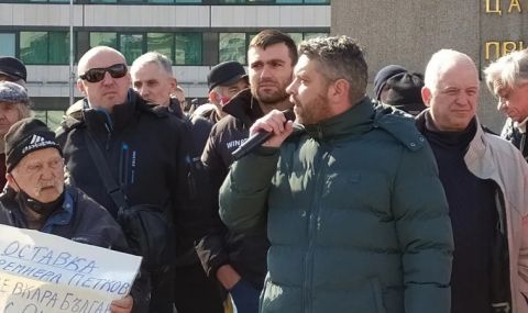 Протест пред парламента искат оставката на Петков и подкрепят Янев - 1