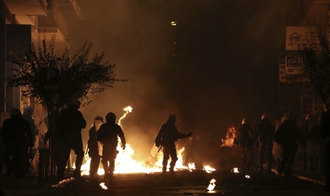 Сблъсъци и насилие в Атина след мирно шествие (снимки) - 1