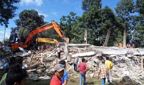 Смъртоносно земетресение разтърси Индонезия (снимки) - 1