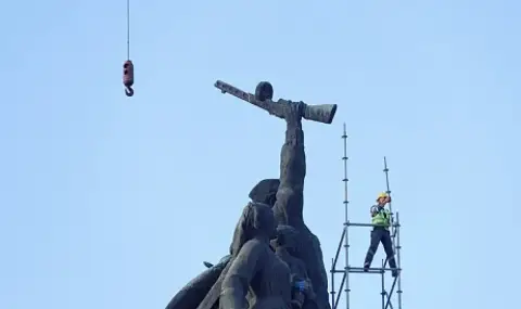 ВАС отмени спирането на демонтажа на Паметника на Съветската армия - 1