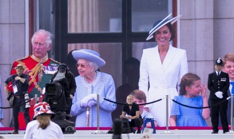 Кралицата се появи изненадващо, заобиколена от 3 поколения наследници (СНИМКИ) - 1