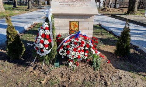 С руски песни и българска погача откриха паметник на освободителите в Бяла река - 1
