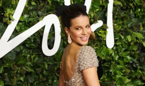 52-годишната Кейт Бекинсейл хукна на шопинг в прозрачна рокля (СНИМКА) - 1