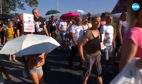 Жителите на Цалапица блокираха кръстовище в Пловдив, настояват за затвор за убийството на Митко - 1