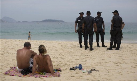 Човешки части изплуваха на плаж в Рио - 1