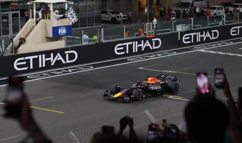 Думите, с които Верстапен трогна света след загубата на титлата (ВИДЕО) - 1