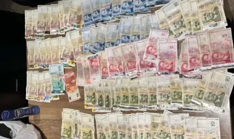 Задържаха цяло семейство в Бургас - 1