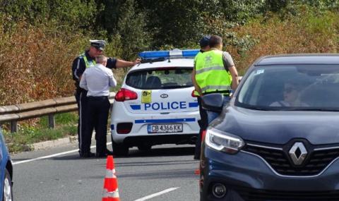 Трима ранени при удар между мотор и кола в Бургаско - 1