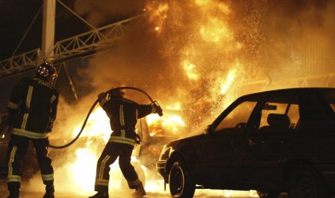 721 коли опожарени за една нощ във Франция (Видео) - 1