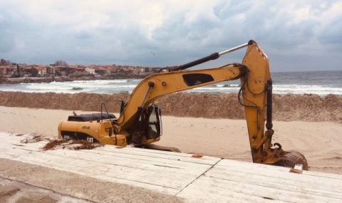 Проверяват незаконно изграждане на пясъчна дига на плаж „Несебър - юг“ - 1