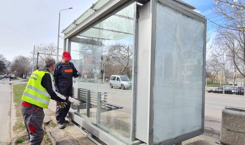 Община Русе с анкета към жителите за визията на стъклените панели по спирконавесите - 1