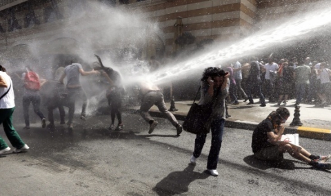 Дамата в червено - символ на протестите в Турция се казва Джейда - 1