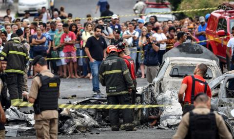 Самолет се разби на улица в Бразилия - 1