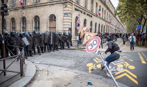 На улицата! Десетки хиляди френски работници стачкуваха с искания за увеличаване на заплатите - 1