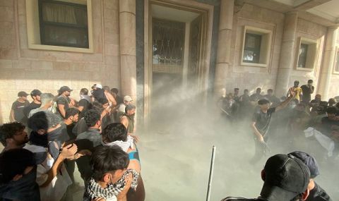 Хаос в Багдад! Привържениците на шиитския духовник Муктада Садр щурмуваха правителствения дворец  - 1
