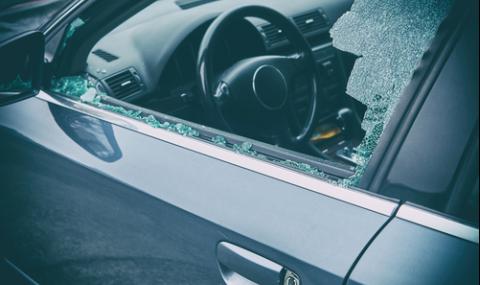 Жена изпотроши с камъни колата на бизнесдама в Сандански - 1