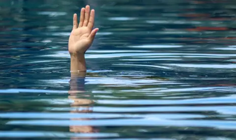 Издирват тялото на 18-годишен, удавил се край плаж "Аркутино" - 1