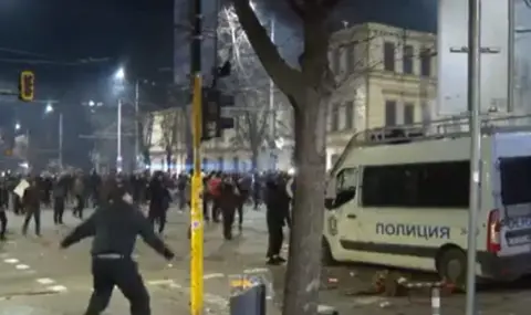 "People are beating near Sofia University, everything is blacked out" - the protest is getting out of control (Live)  - 1