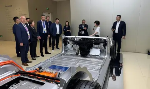Делегацията на БСП посети завода за електромобили на Xiaomi в Китай - 1