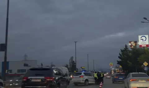 Патрулка катастрофира на Околовръстното в София, задръстването е огромно - 1