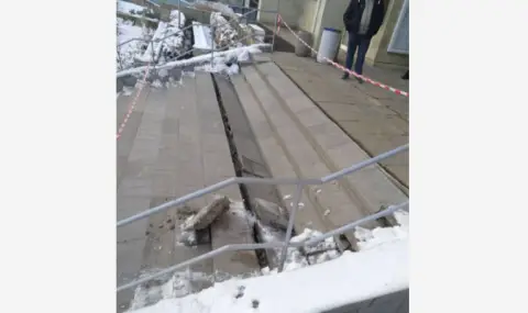 Пропадна стълбището пред общинската администрация в Дулово - 1