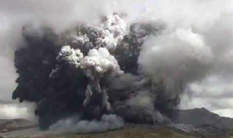 Вулканът Асо в Япония изригна - 1