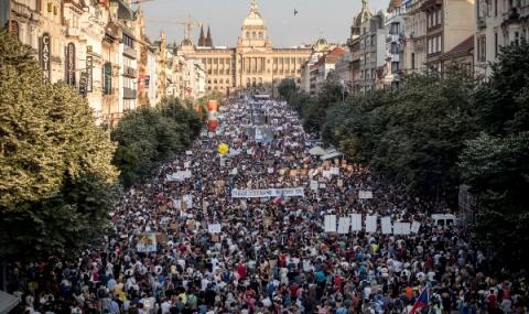 Стотици хиляди на протест в Чехия - 1