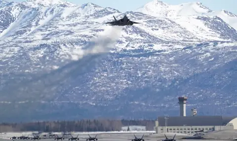 Обръчът се затяга! Пентагонът прехвърля още стелт изтребители F-22 в Близкия изток - 1