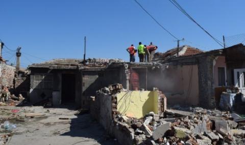 Нова порция съборени незаконни къщи (СНИМКИ) - 1