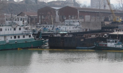 Кораб потъна наполовина в Дунава - 1