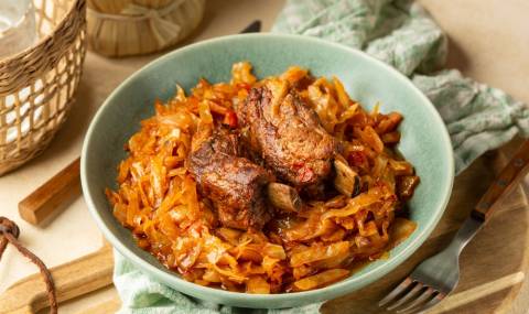 Необходими продукти 2 кг свински ребра 1 глава кисело зеле