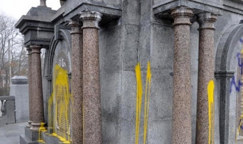 Вандали поругаха паметника на българските опълченци в Болград - 1