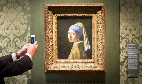 Активист си залепи главата за картината на Вермеер "Момичето с перлената обица" - 1