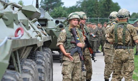 Великобритания евакуира посолството си в Киев - 1