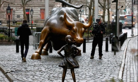 Безстрашно малко момиченце изникна пред емблематичния бик на Уолстрийт - 1
