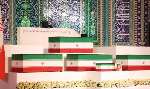 Тялото на върховния лидер на Иран бе докарано в религиозния комплекс в Техеран - 1